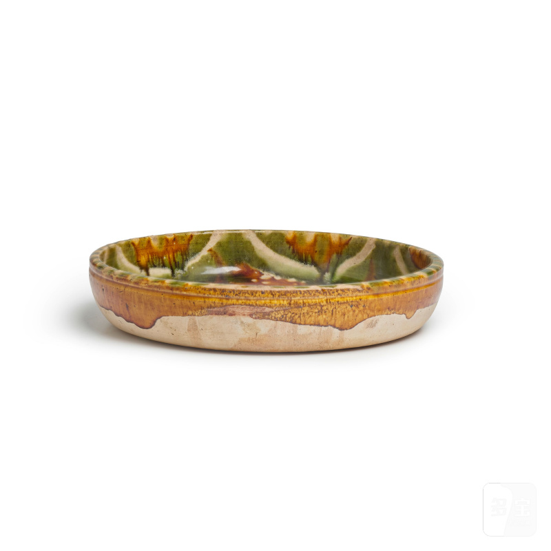 二十世紀仿唐 三彩加藍寳相紋陶盤 | A SANCAI-GLAZED POTTERY DEEP DISH - 图2